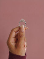 Anillo de compromiso ELARA Marquesa trilogía sujeto con los dedos - vista frontal