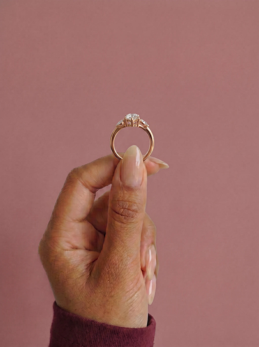 Anillo de compromiso ELARA Marquesa trilogía sujeto con los dedos - vista frontal