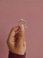 Anillo de compromiso ELARA Marquesa trilogía sujeto con los dedos - vista frontal