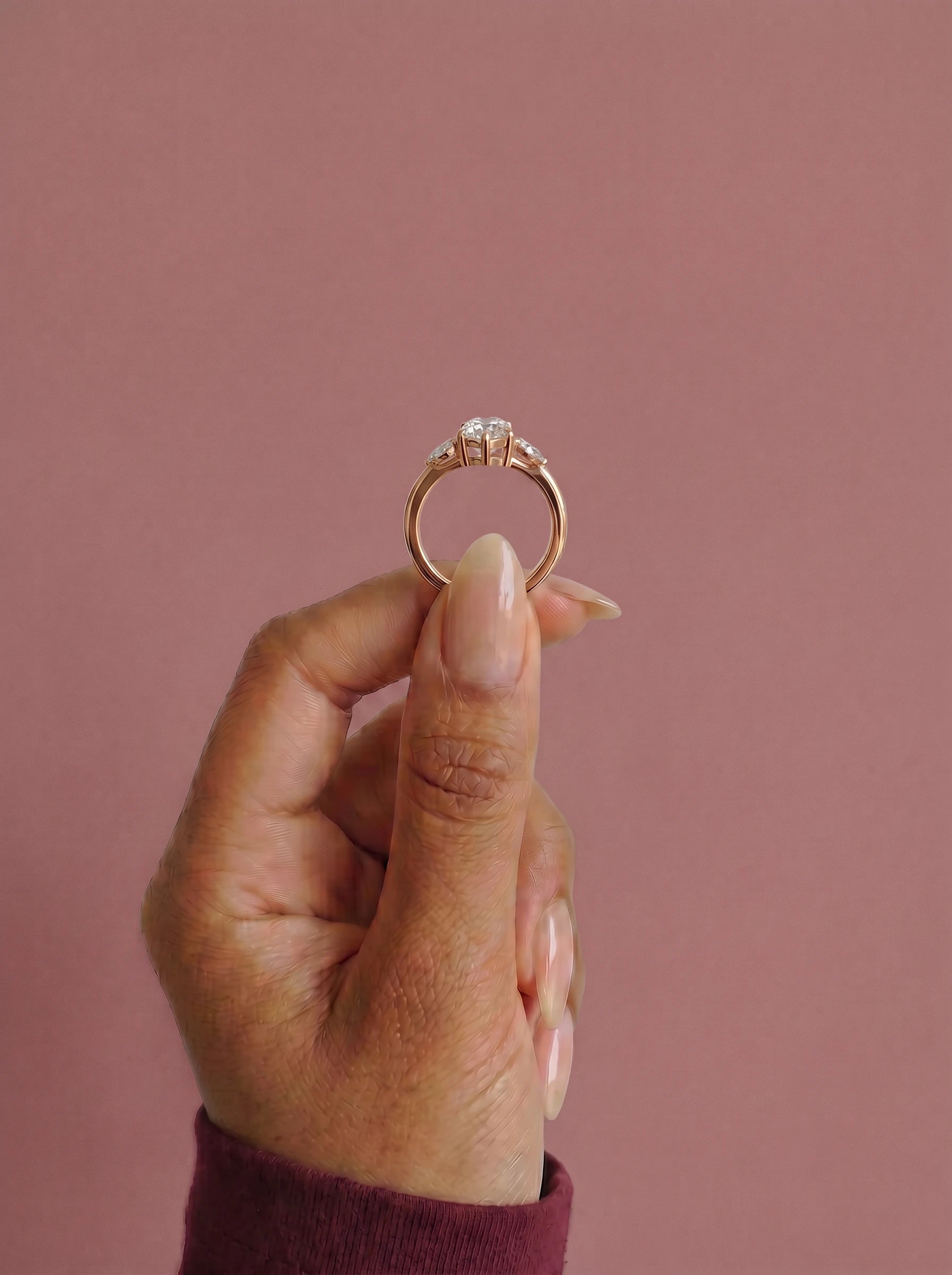 Anillo de compromiso ELARA Marquesa trilogía sujeto con los dedos - vista frontal