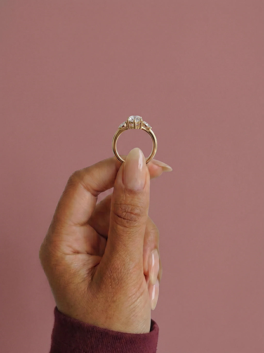Anillo de compromiso ELARA marquesa trilogía sujeto con los dedos - vista frontal