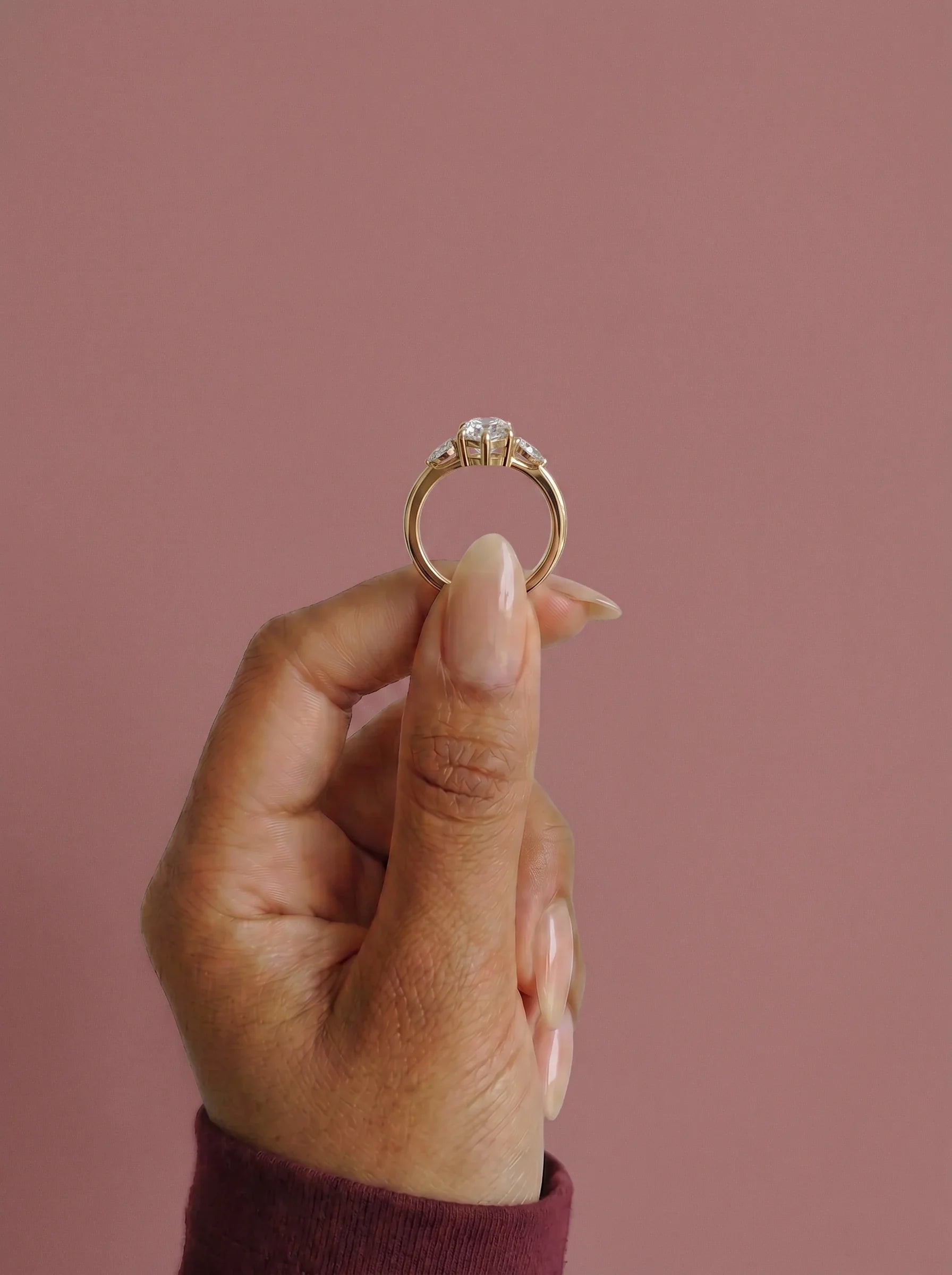 Anillo de compromiso ELARA marquesa trilogía sujeto con los dedos - vista frontal