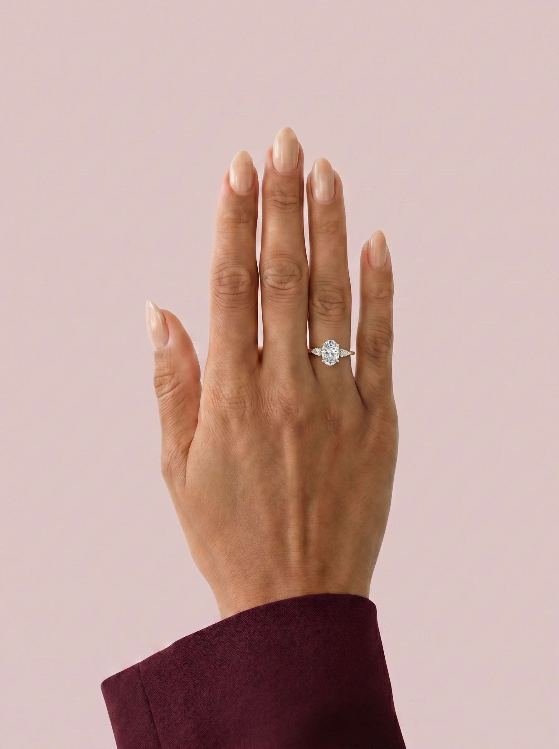 Anillo de compromiso ELARA oval trilogía puesto en la mano