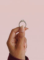 Anillo de compromiso ELARA Pera trilogía sujeto con los dedos - vista frontal