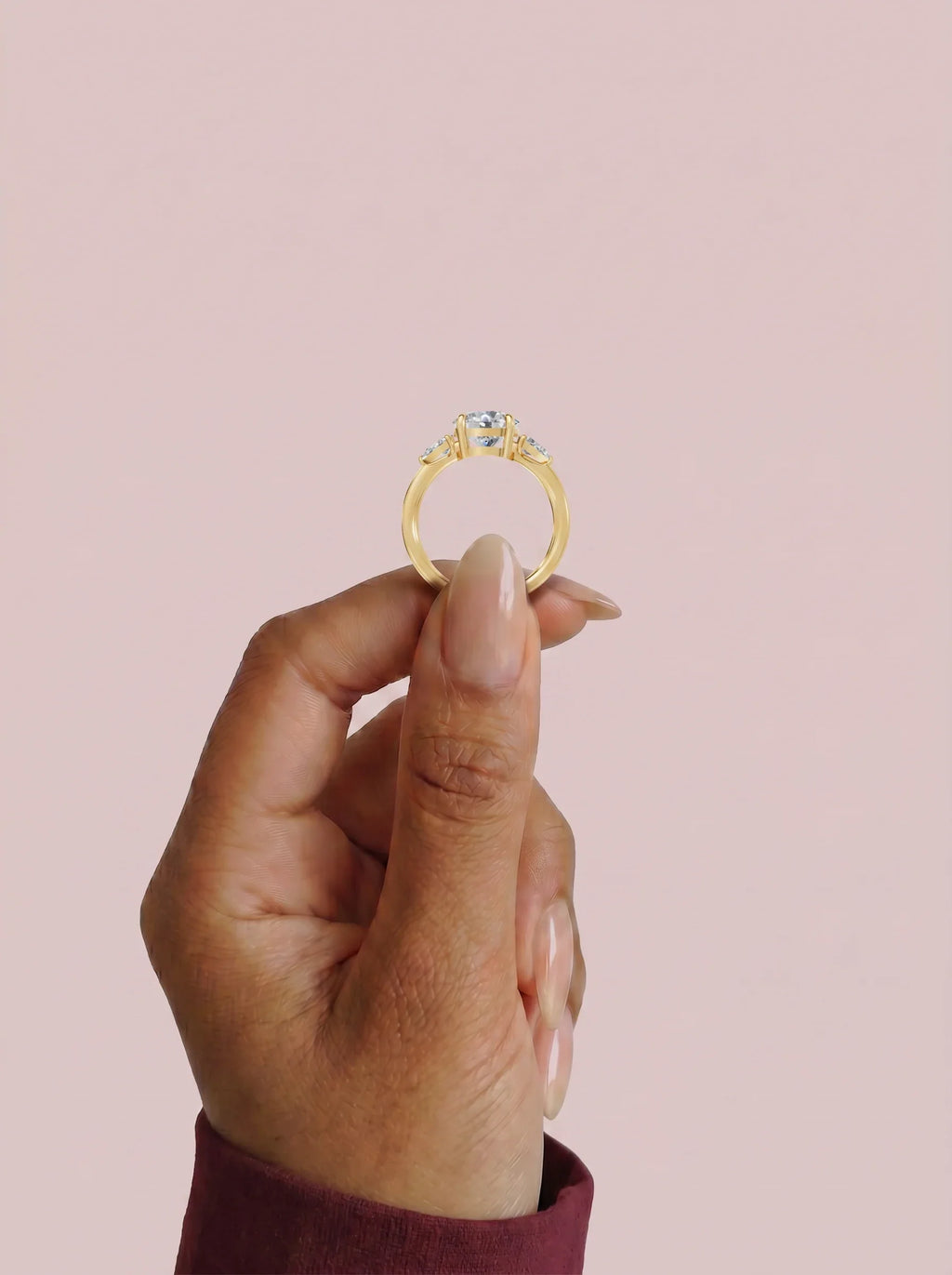 Anillo de compromiso ELARA pera trilogía sujeto con los dedos - vista frontal