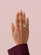 Anillo de compromiso ELARA Princesa trilogía puesto en la mano