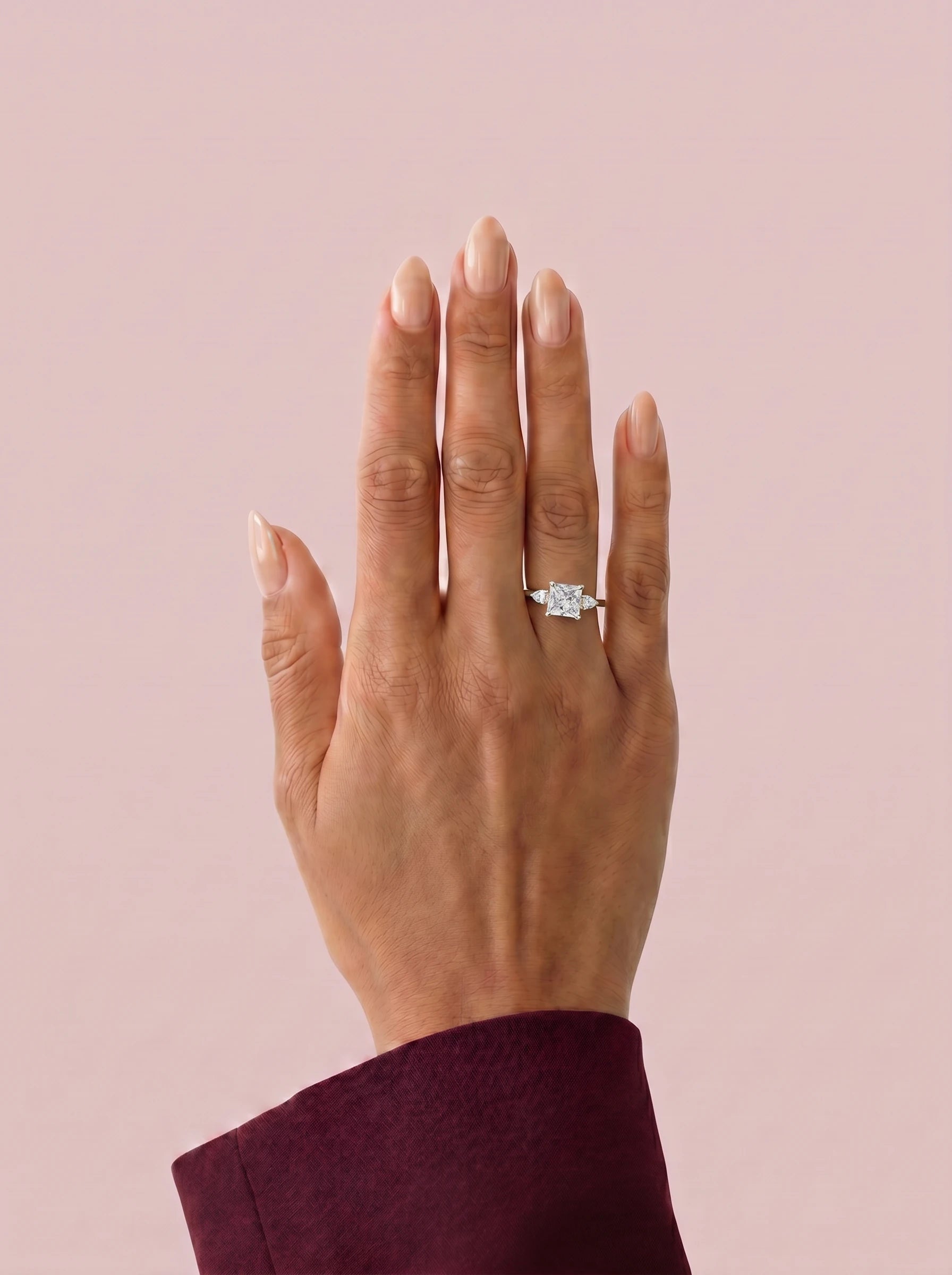 Anillo de compromiso ELARA Princesa trilogía puesto en la mano