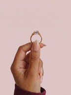 Anillo de compromiso ELARA Princesa trilogía sujeto con los dedos - vista frontal