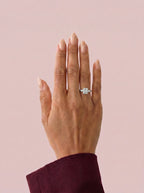Anillo de compromiso ELARA Radiante trilogía puesto en la mano