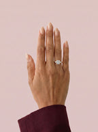 Anillo de compromiso ELARA radiante trilogía puesto en la mano