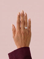 Anillo de compromiso ELARA Radiante trilogía puesto en la mano