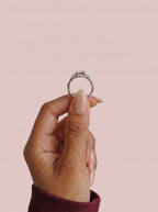 Anillo de compromiso ELARA Radiante trilogía sujeto con los dedos - vista frontal