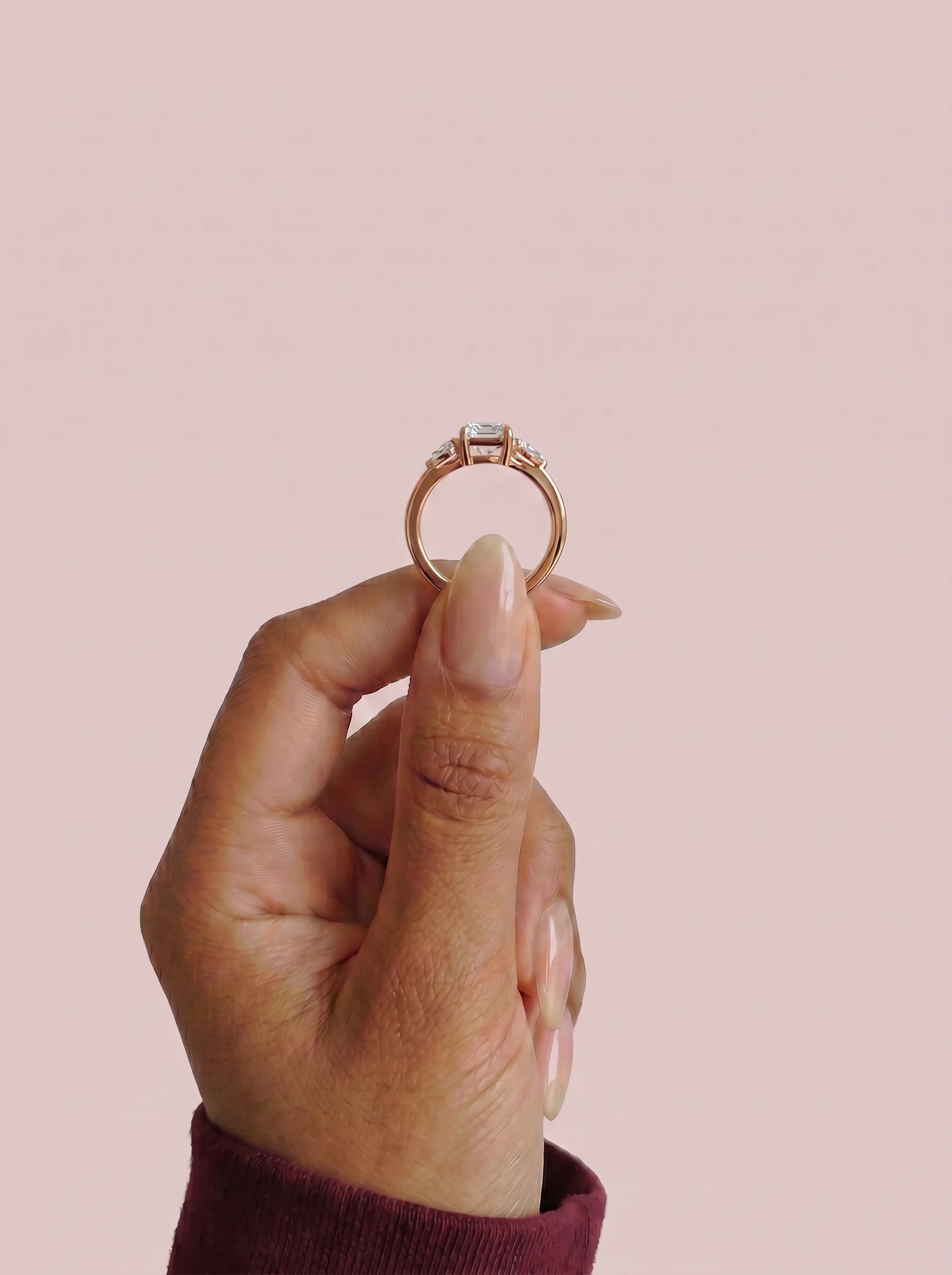 Anillo de compromiso ELARA Radiante trilogía sujeto con los dedos - vista frontal