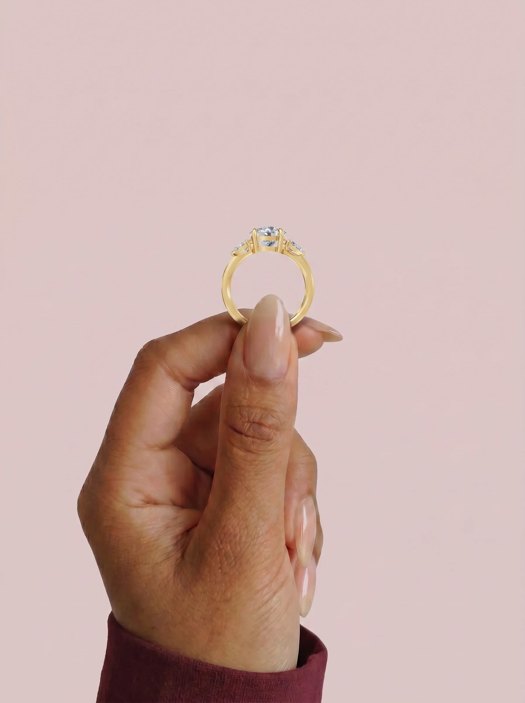 Anillo de compromiso ELARA radiante trilogía sujeto con los dedos - vista frontal
