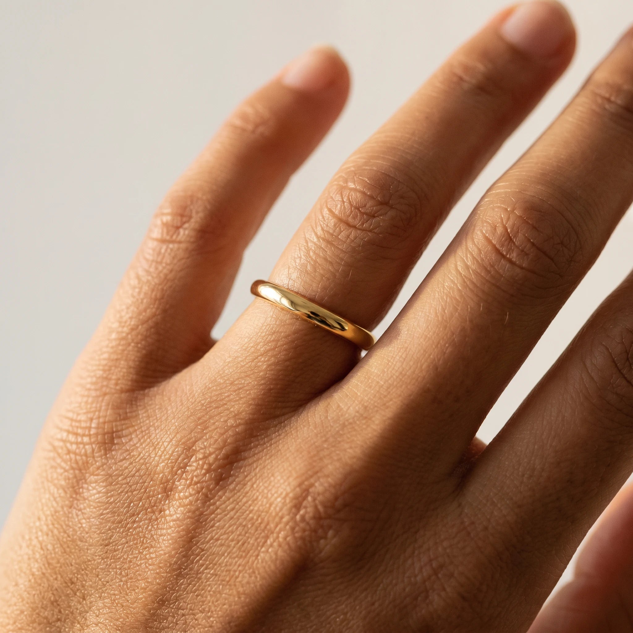 Essentia en oro amarillo, puesta en la mano - BRAVORA joyería