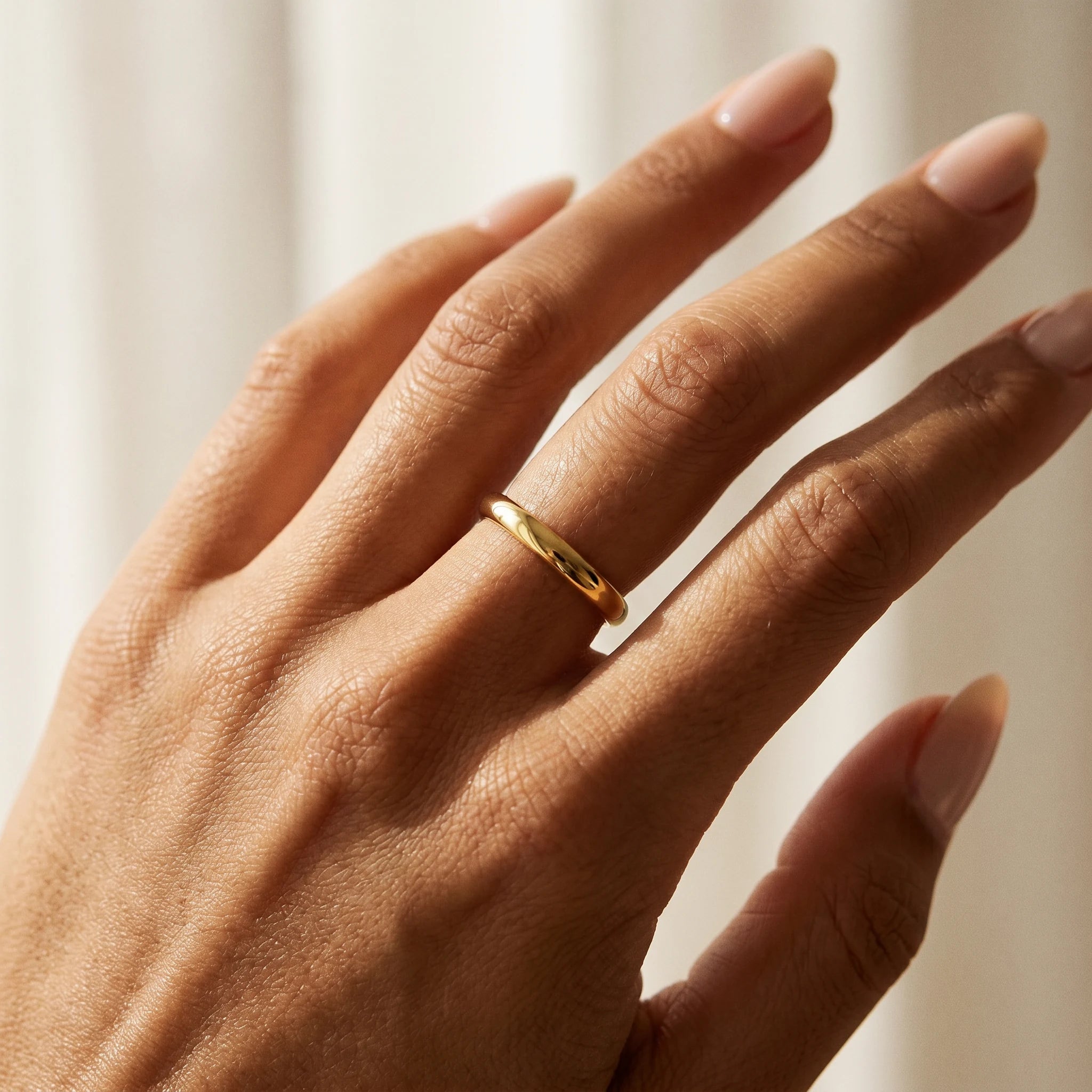 Essentia en oro amarillo, puesta en la mano - BRAVORA joyería