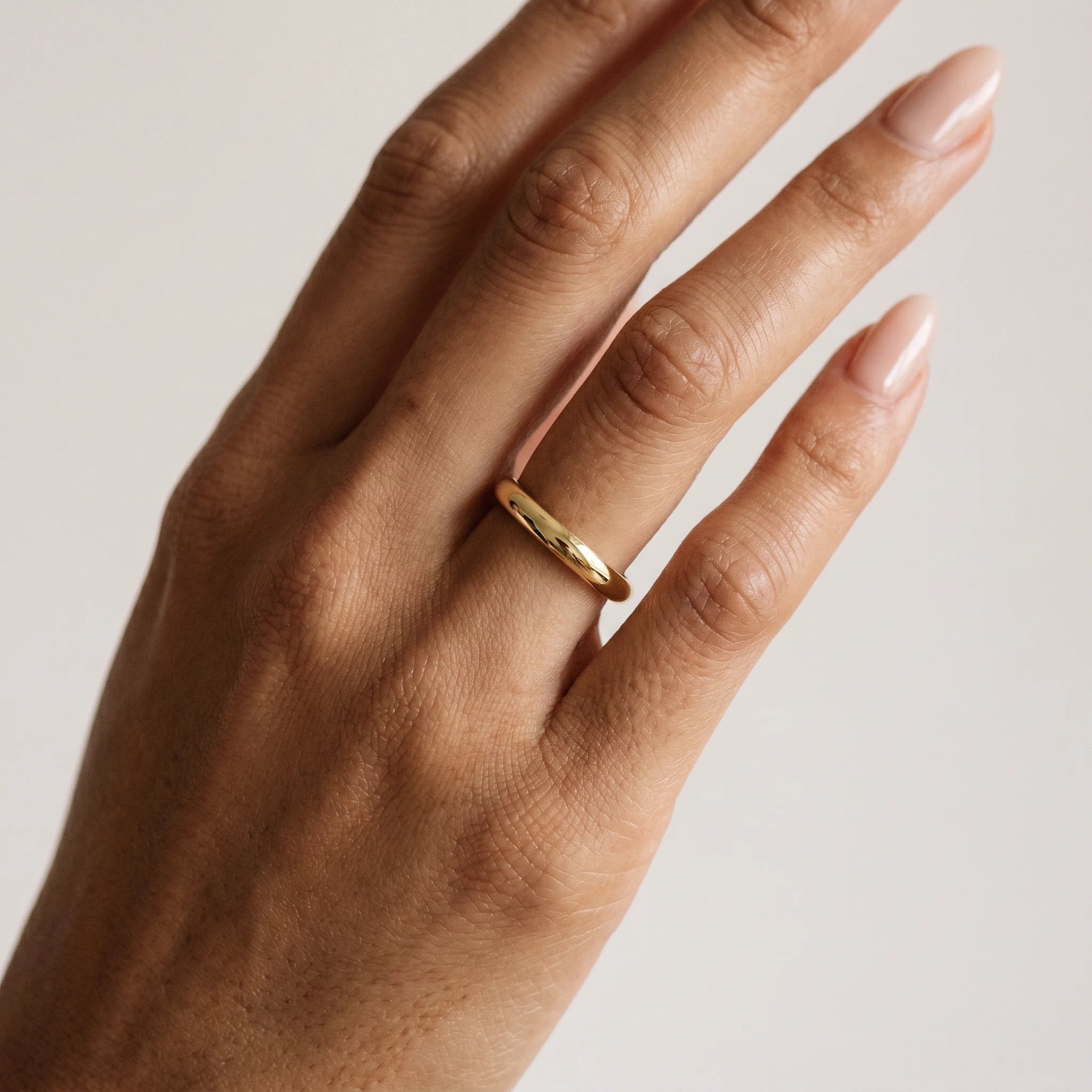 Essentia en oro amarillo, puesta en la mano - BRAVORA joyería