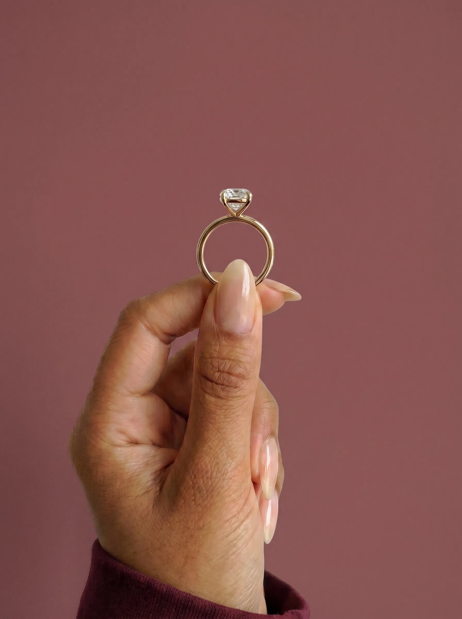 Anillo de compromiso GAIA cojín solitario en oro amarillo 18k - detalle garras