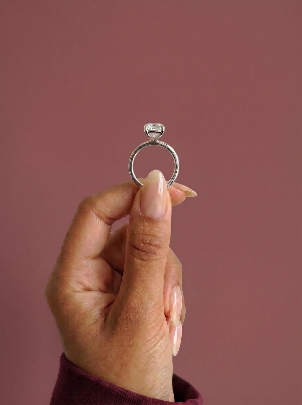 Anillo de compromiso GAIA cojín solitario en oro blanco 18k - detalle garras