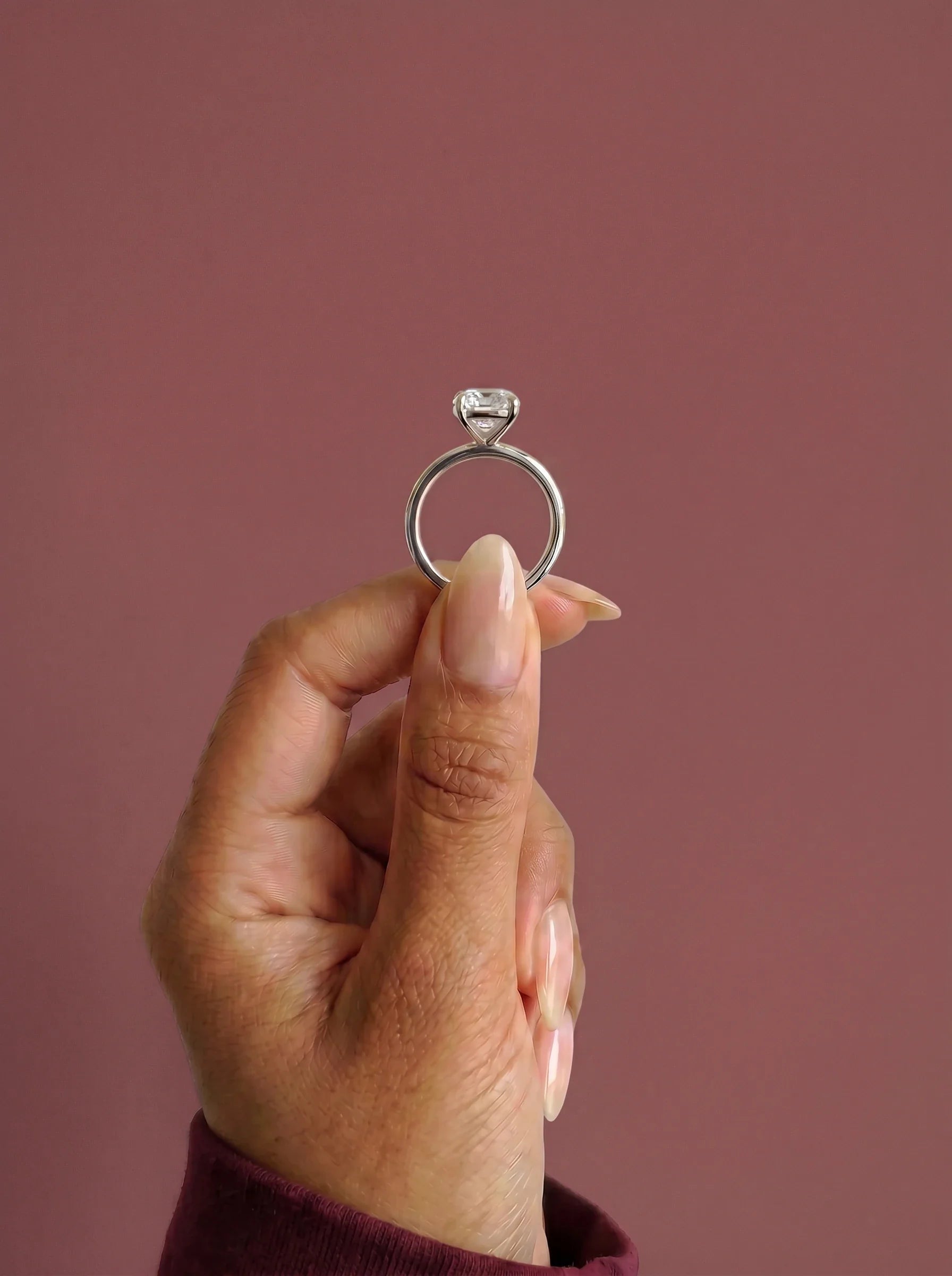 Anillo de compromiso GAIA cojín solitario en oro blanco 18k - detalle garras