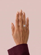Anillo de compromiso GAIA cojín solitario en oro rosa 18k puesto en mano