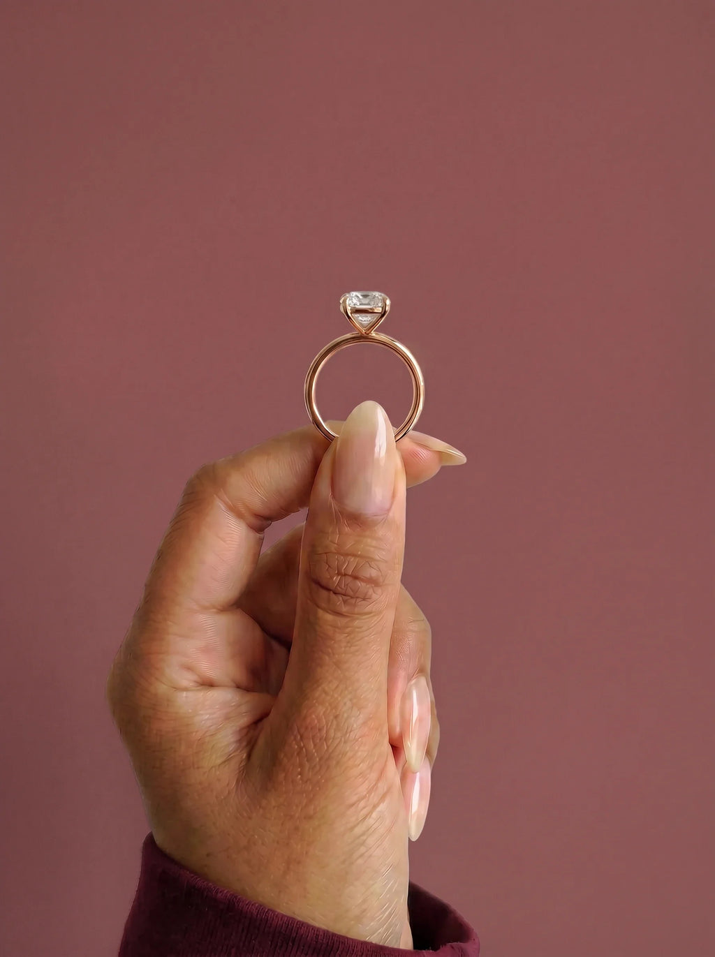 Anillo de compromiso GAIA cojín solitario en oro rosa 18k - detalle garras