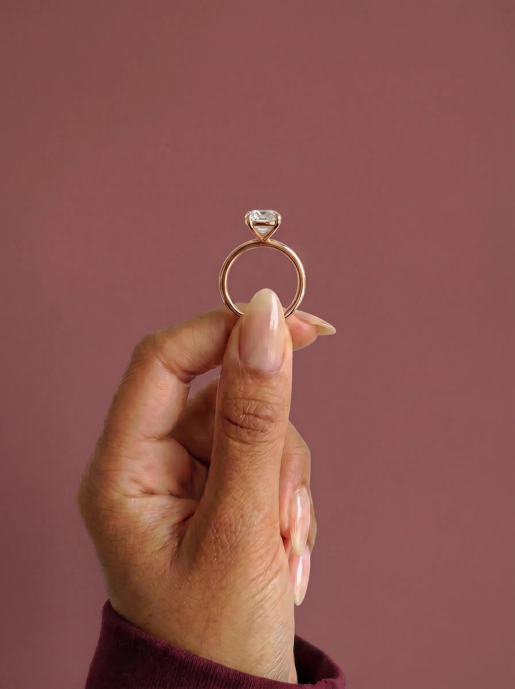 Anillo de compromiso GAIA cojín solitario en oro rosa 18k - detalle garras