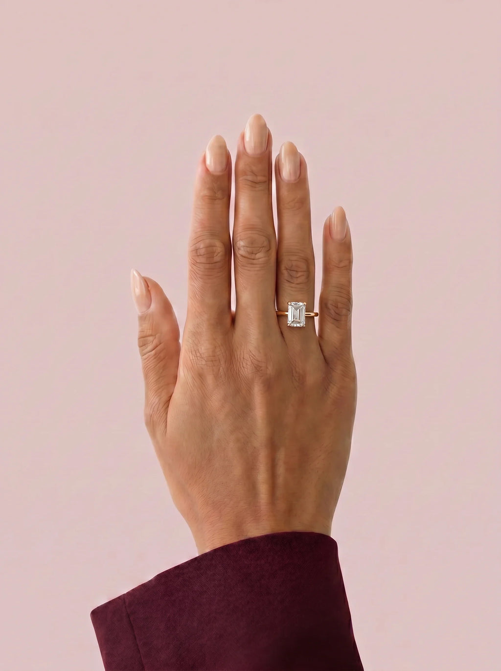 Anillo de compromiso GAIA esmeralda solitario en oro rosa 18k puesto en mano