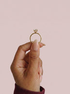 Anillo de compromiso GAIA marquesa solitario en oro amarillo 18k - detalle garras
