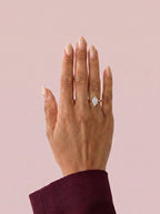 Anillo de compromiso GAIA marquesa solitario en oro rosa 18k puesto en mano