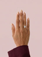 Anillo de compromiso GAIA oval solitario en oro amarillo 18k puesto en mano