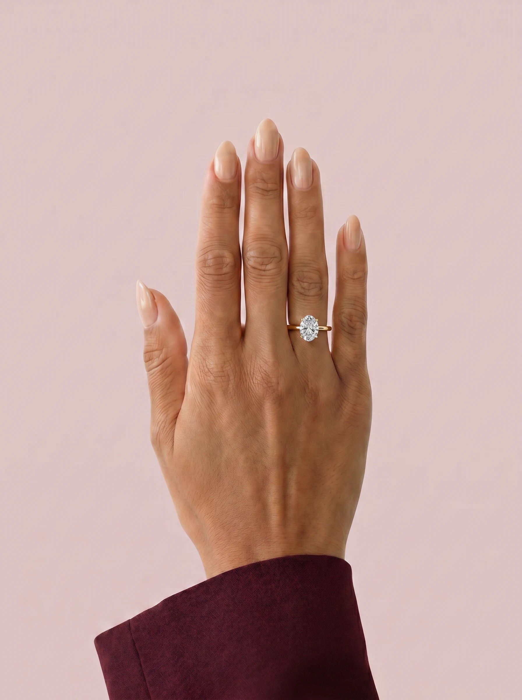 Anillo de compromiso GAIA oval solitario en oro amarillo 18k puesto en mano