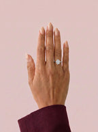 Anillo de compromiso GAIA oval solitario en oro blanco 18k - puesto en mano