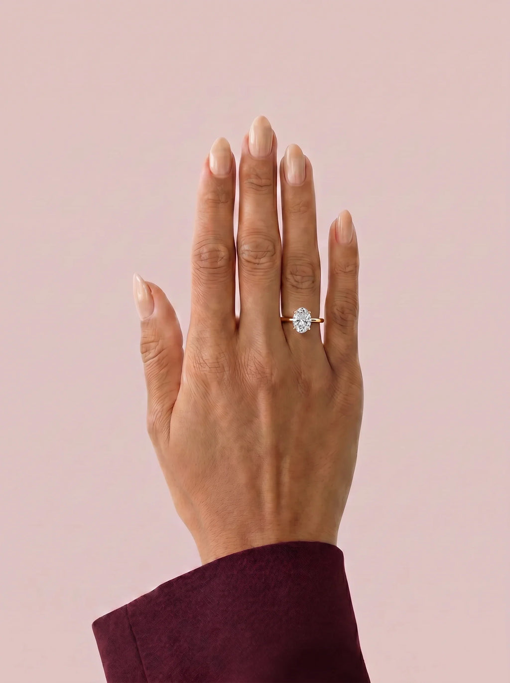 Anillo de compromiso GAIA oval solitario en oro rosa 18k puesto en mano