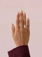 Anillo de compromiso GAIA pera solitario en oro amarillo 18k puesto en mano
