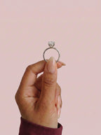 Anillo de compromiso GAIA pera solitario en oro blanco 18k - detalle garras