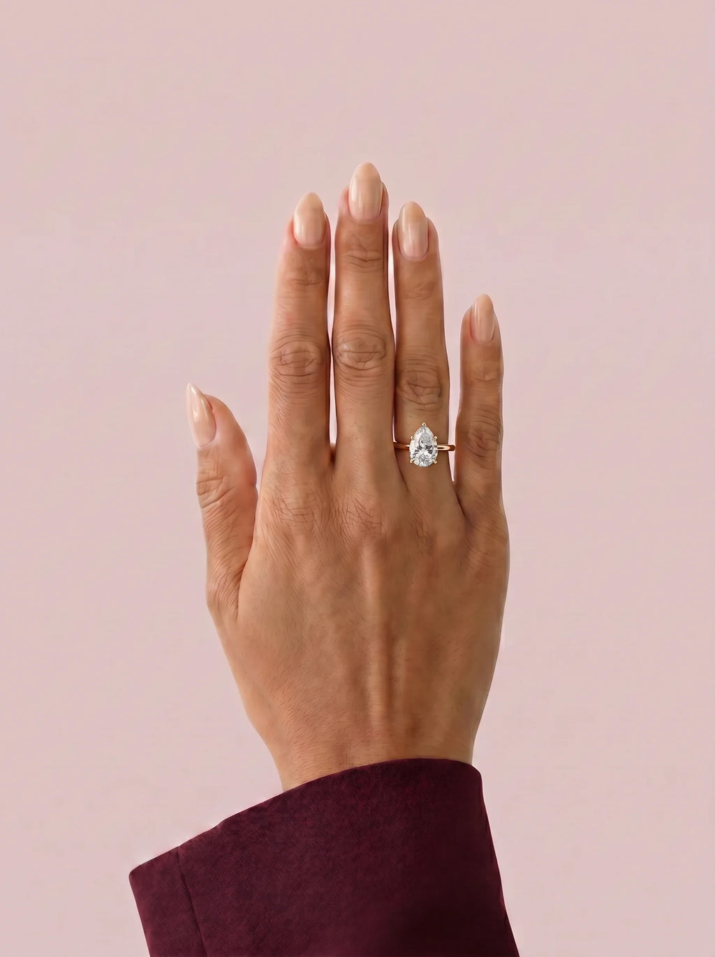 Anillo de compromiso GAIA pera solitario en oro rosa 18k puesto en mano