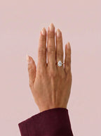 Anillo de compromiso GAIA pera solitario en oro rosa 18k puesto en mano