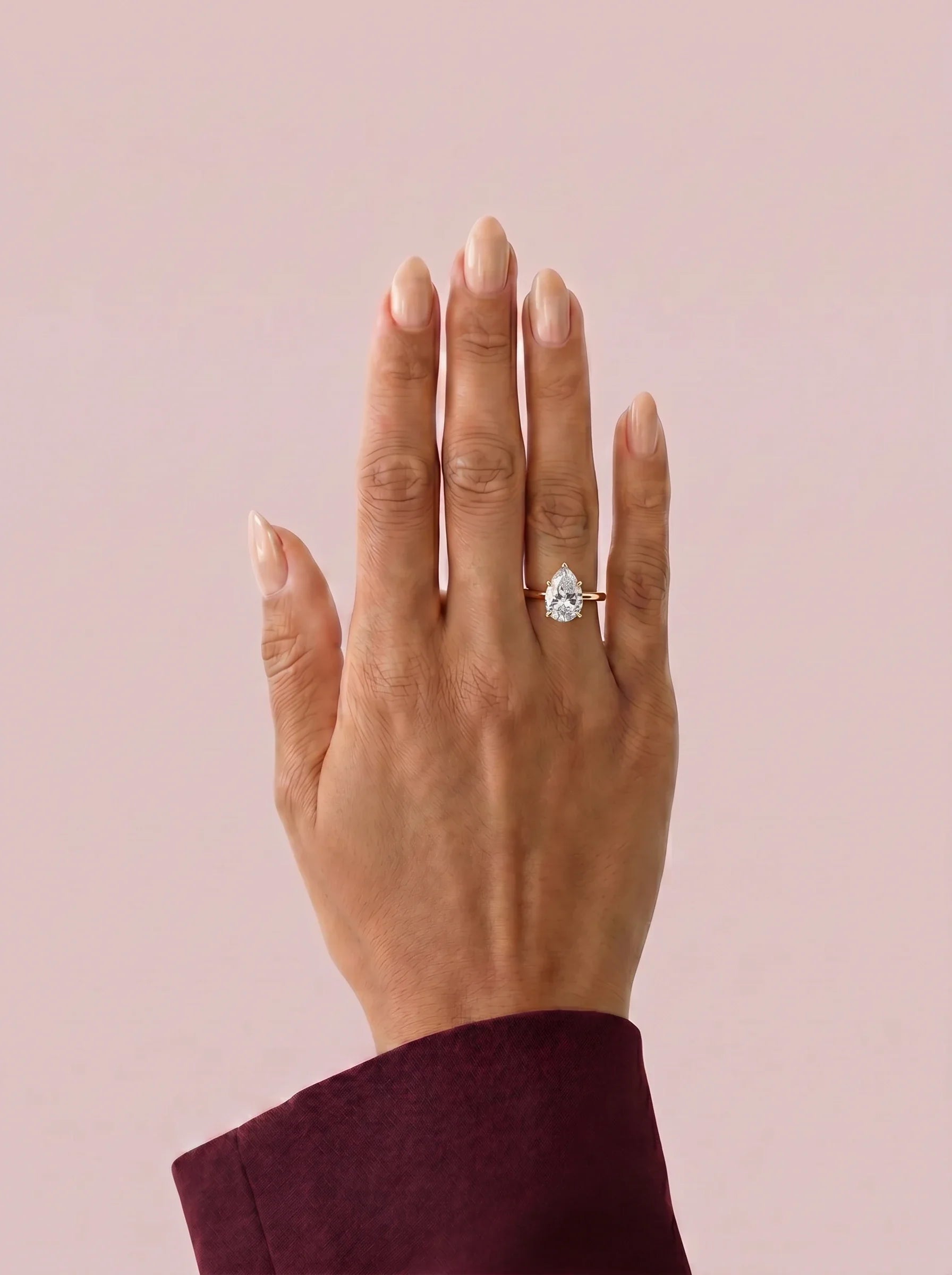 Anillo de compromiso GAIA pera solitario en oro rosa 18k puesto en mano