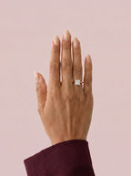 Anillo de compromiso GAIA princesa solitario en oro amarillo 18k puesto en mano