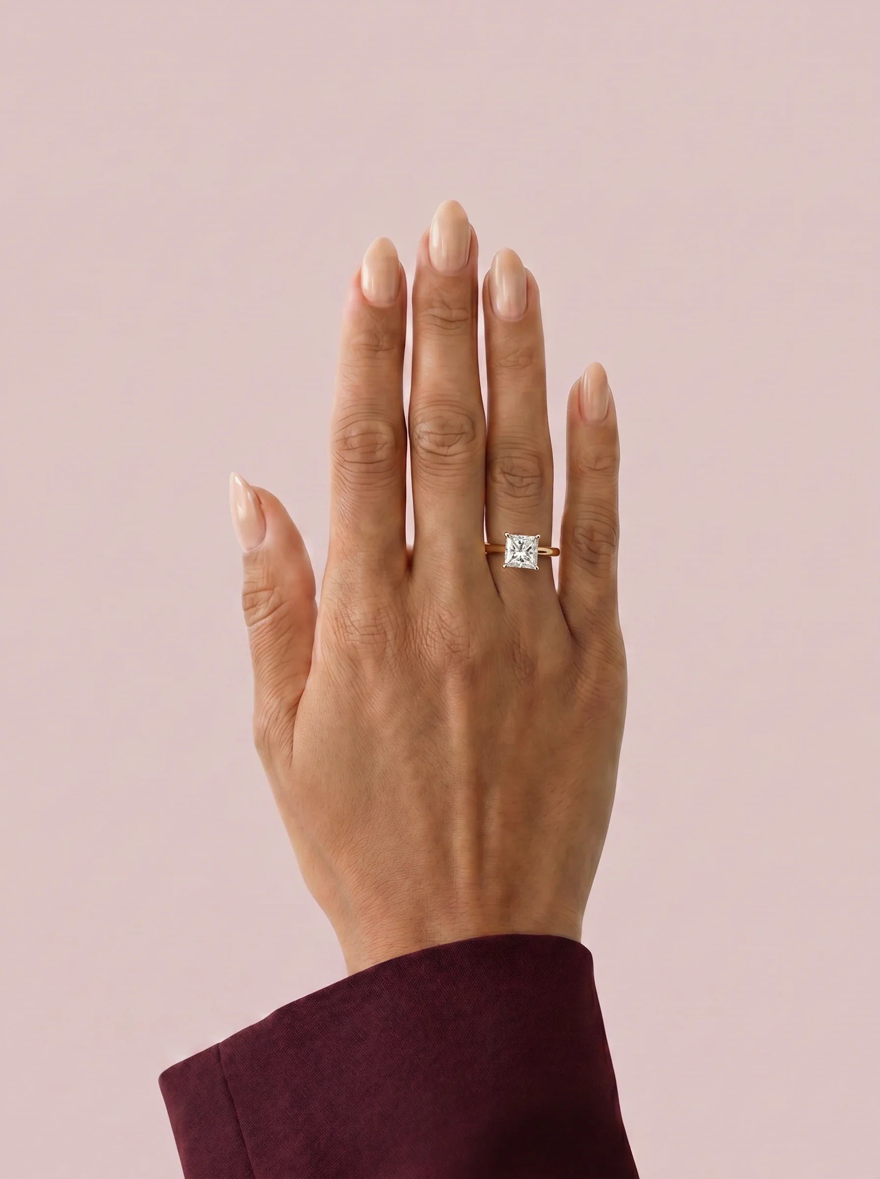 Anillo de compromiso GAIA princesa solitario en oro amarillo 18k puesto en mano
