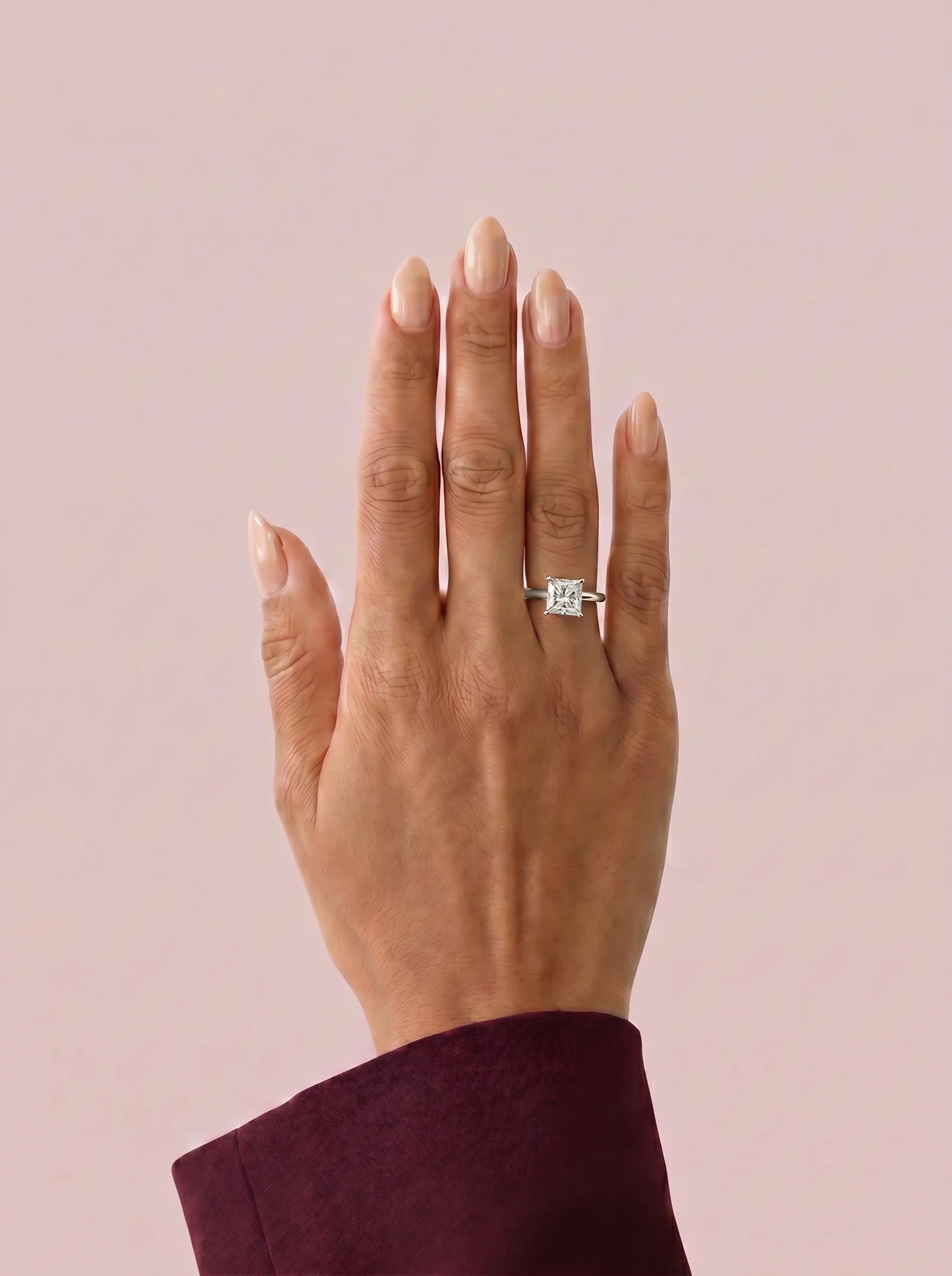 Anillo de compromiso GAIA princesa solitario en oro blanco 18k - puesto en mano