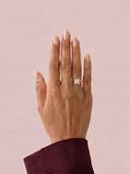Anillo de compromiso GAIA princesa solitario en oro rosa 18k puesto en mano
