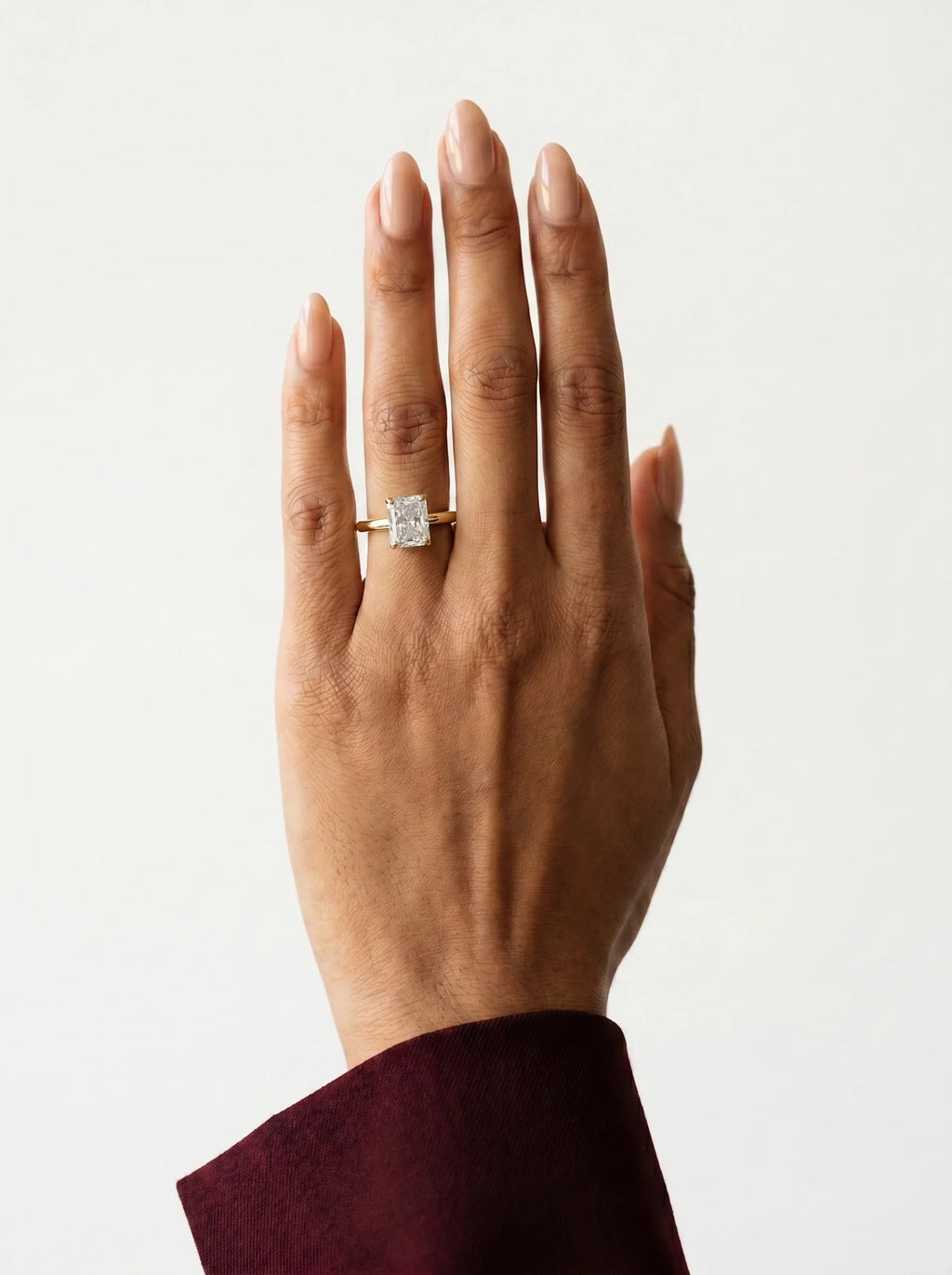 Anillo de compromiso GAIA radiante solitario en oro amarillo 18k en la mano