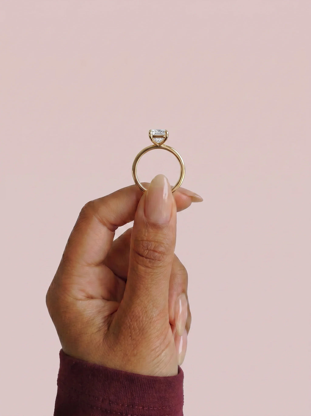 Anillo de compromiso GAIA radiante solitario en oro amarillo 18k - detalle garras