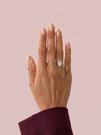 Anillo de compromiso GAIA radiante solitario en oro blanco 18k - puesto en mano