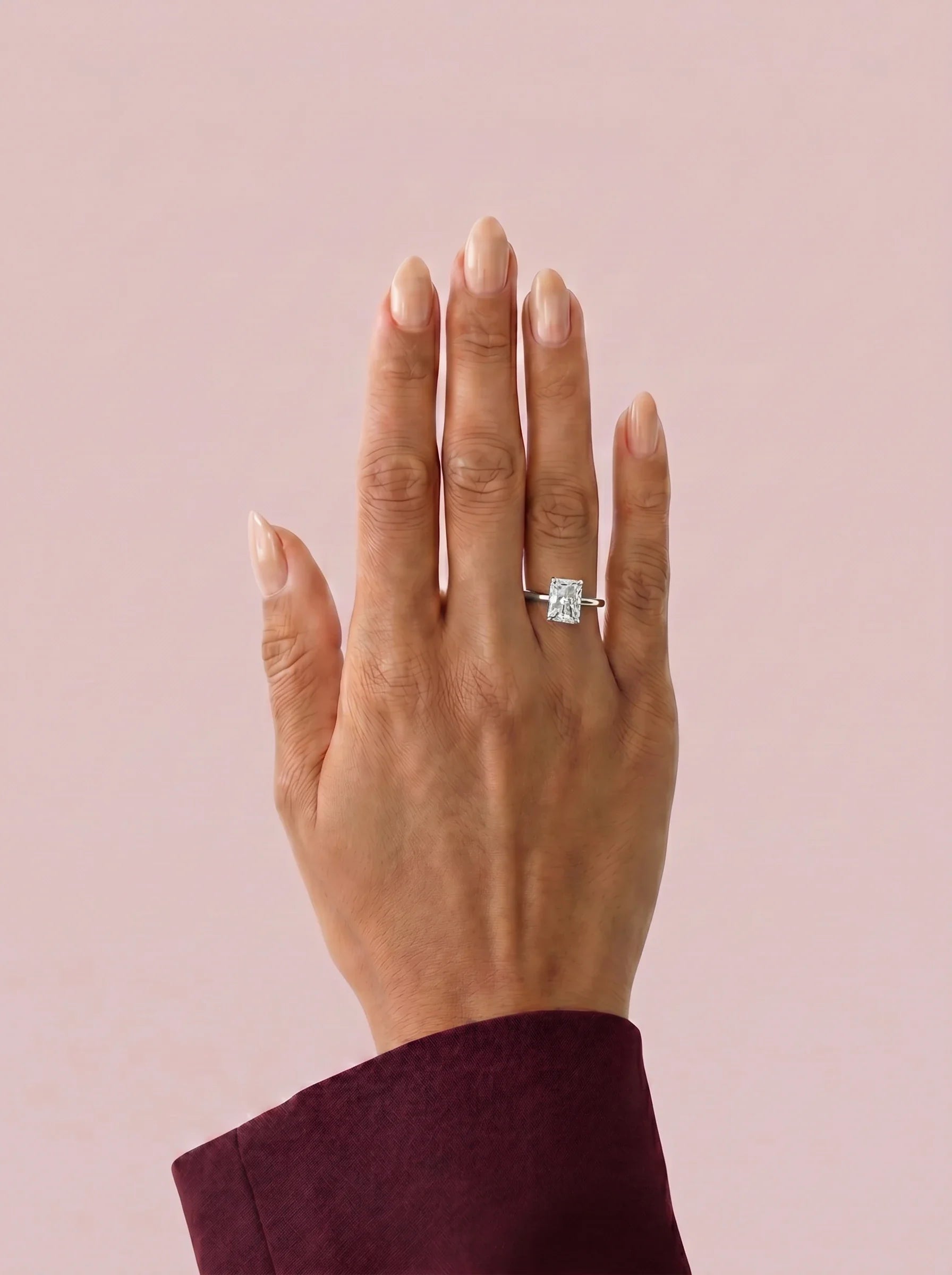 Anillo de compromiso GAIA radiante solitario en oro blanco 18k - puesto en mano