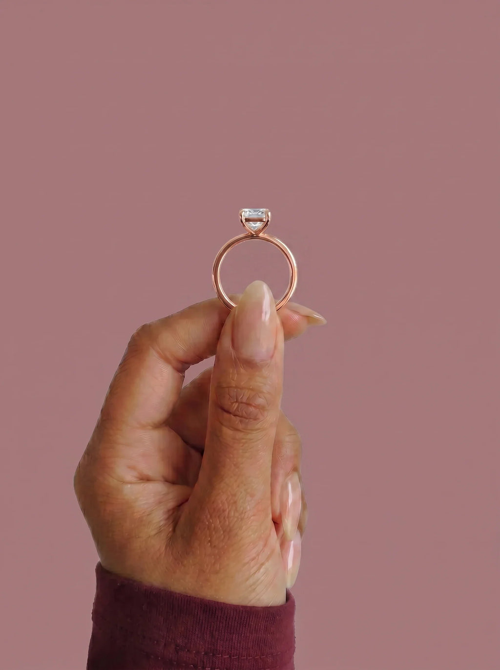 Anillo de compromiso GAIA radiante solitario en oro rosa 18k - detalle garras