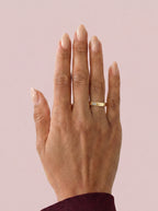 Alianza GEMINI baguette en oro amarillo, vista en la mano