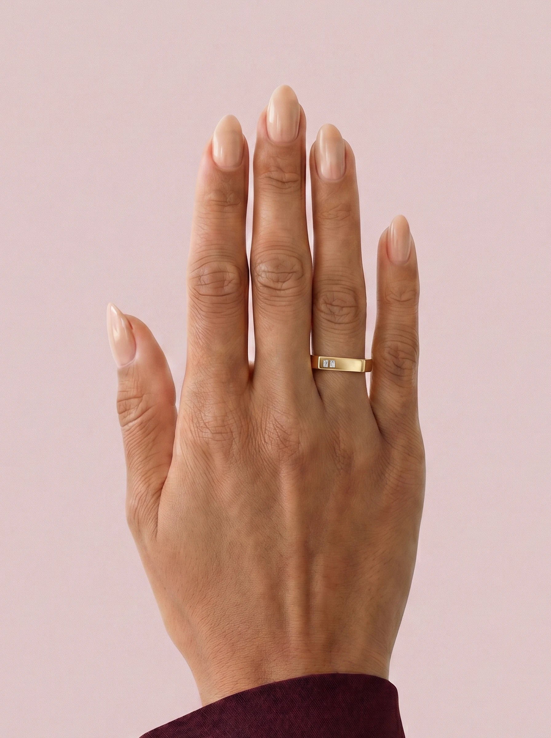 Alianza GEMINI baguette en oro amarillo, vista en la mano